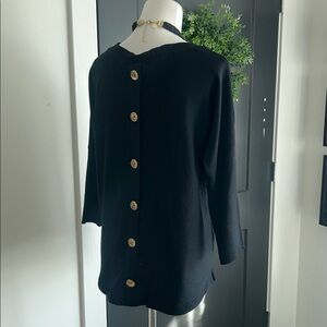 Cable & Gauge M Elegant Black gold button back 3/4 sleeve sweater